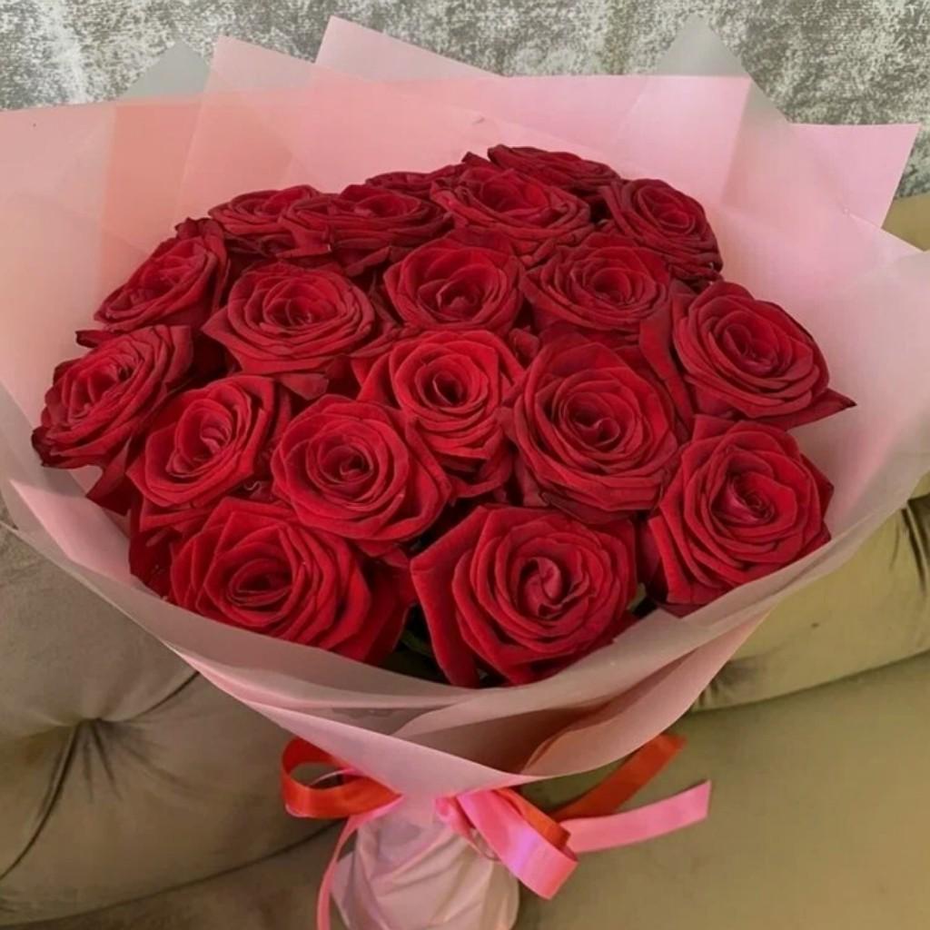 Букет алых роз
